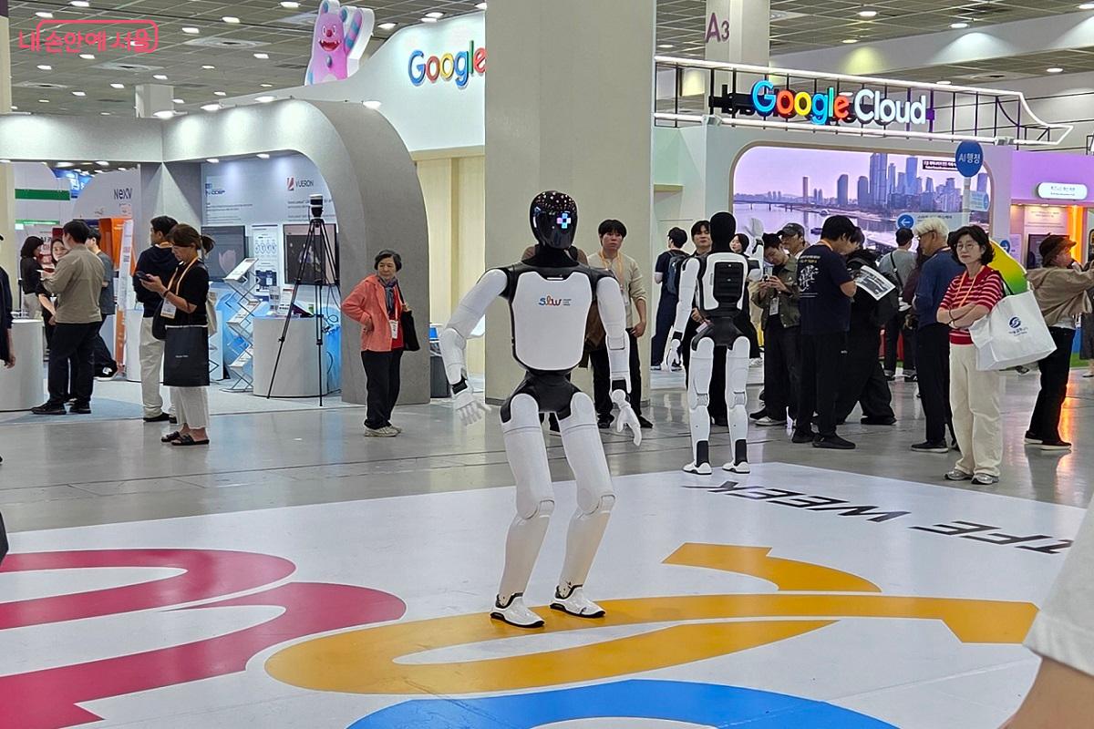 코엑스에서  열린 &lsquo;스마트라이프위크 2026&rsquo;에서 로봇이 방문객을 반기고 있다. &copy;이상돈