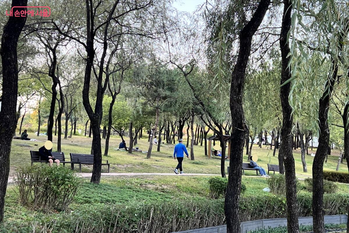 사람이 많아도 개별 휴게 공간이 많아 충분히 사색을 즐길 수 있다. ⓒ박지영 