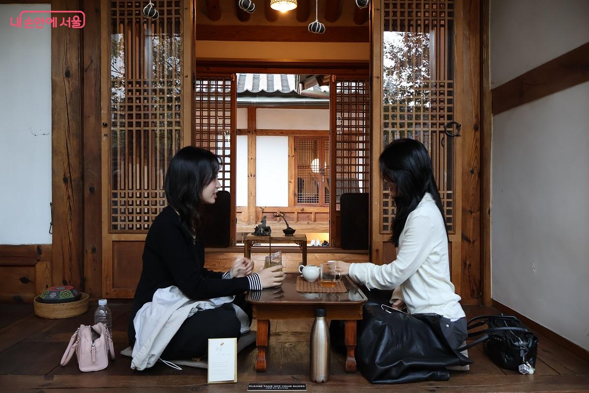 마주 앉아 끓는물에 찻잎이 펴지기를 기다리고 있다. &copy;이봉덕