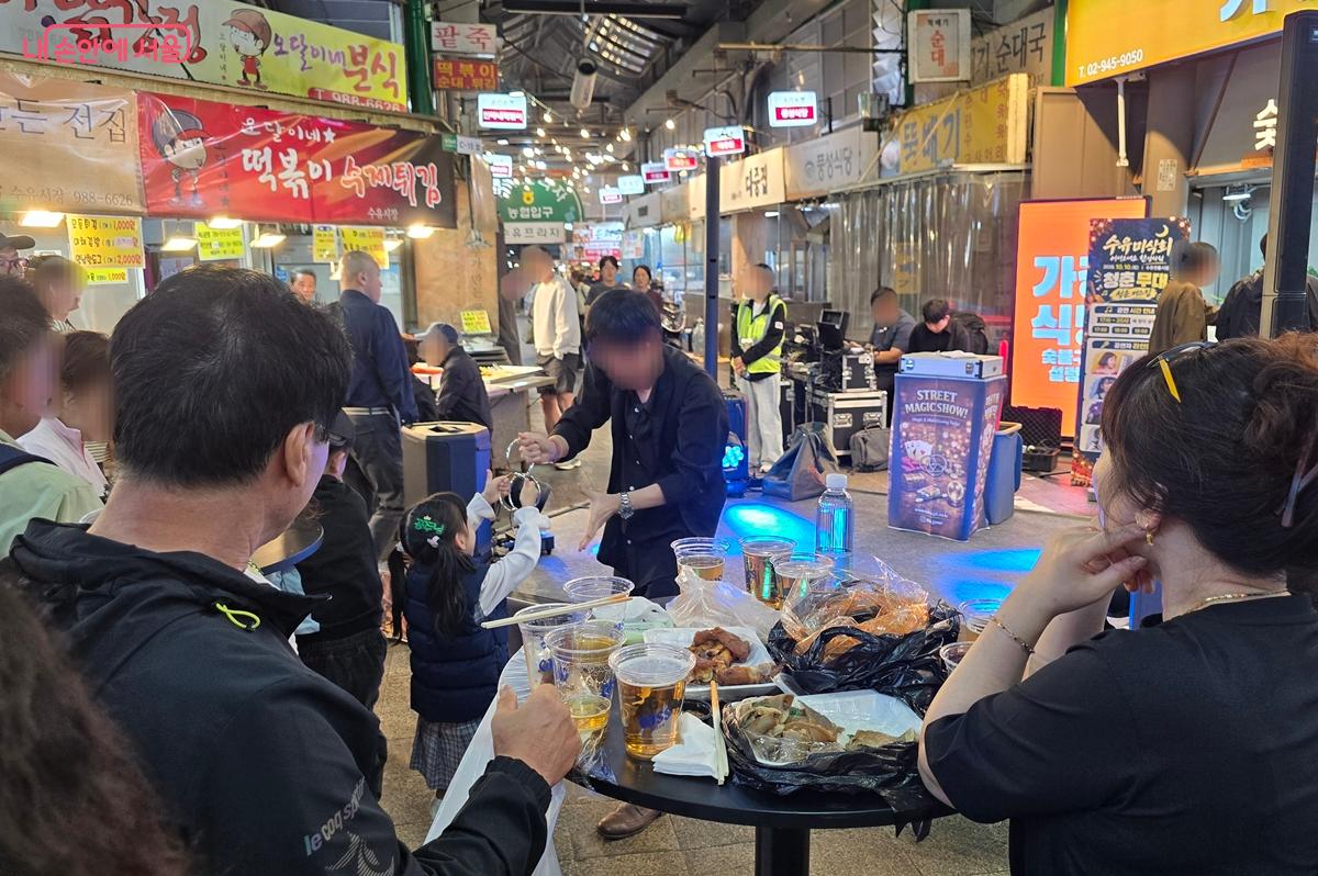 마술사가 시장을 방문한 어린이와 함께 청춘 스테이지 공연을 하고 있다. &copy;조성희