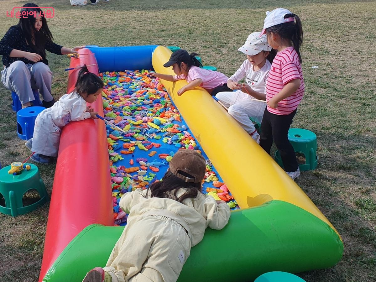 롤러코스터, 대형 에어바운스, 튜브굴리기 등이 운영된 신나는 놀이존 &copy;김병규