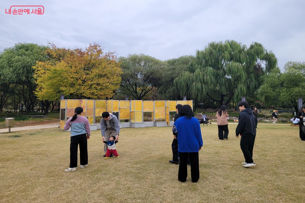 홍익대학교 동양화과 지란지교 팀이 선보인 동명의 작품 <지란지교> &copy;조연
