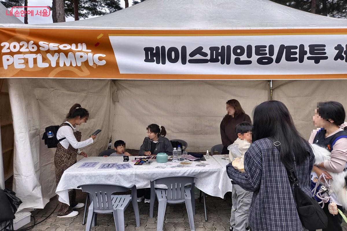 '페이스페인팅&middot;타투 체험' 부스에서 원하는 그림을 골라 체험하고 있다. &copy;최현우