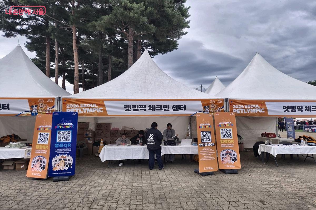 참가자들이 체크인센터에서 입장 절차를 진행하고 있다. &copy;최현우