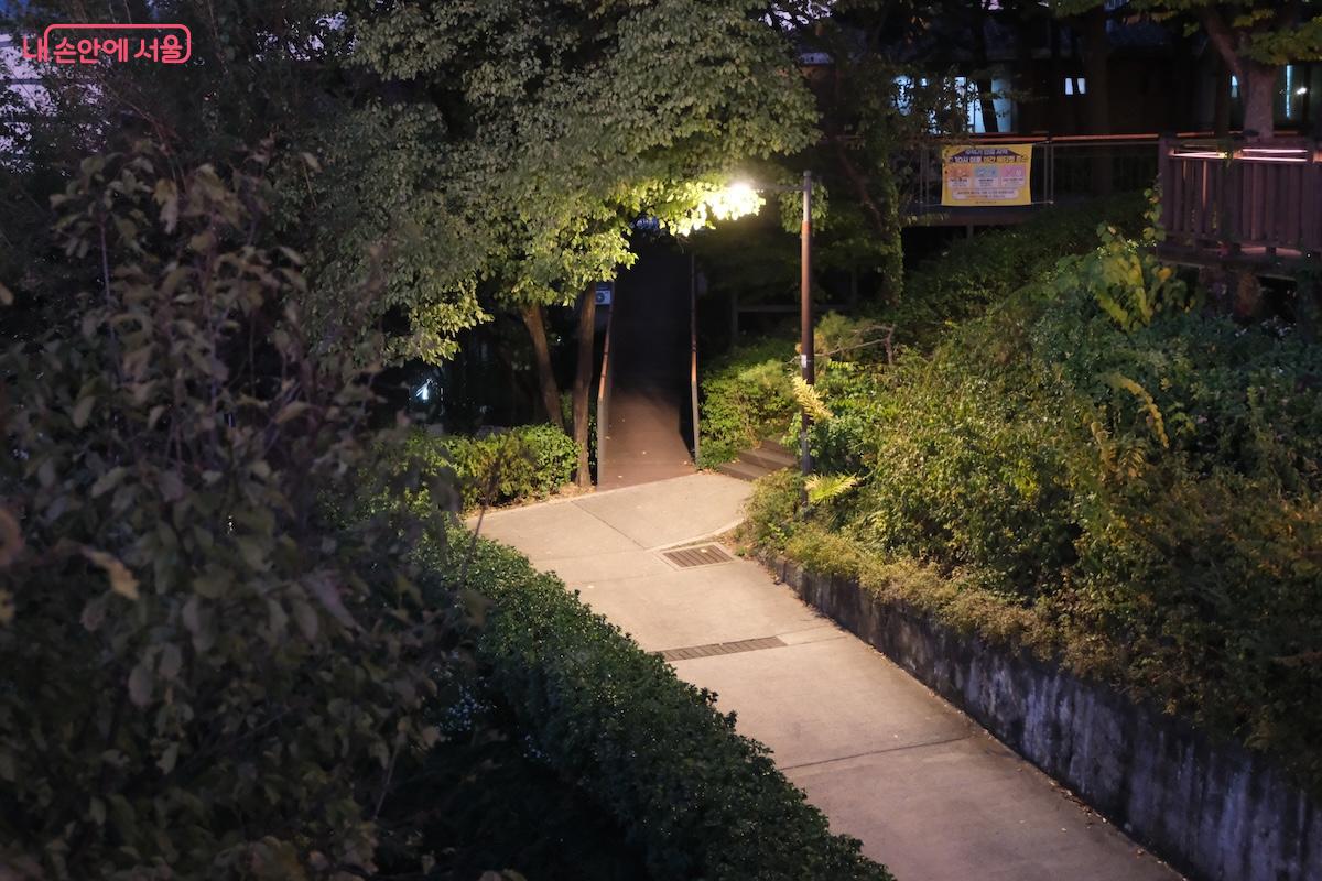 운치 있게 산책할 수 있는 감성적인 스팟들이 많은 창천근린공원