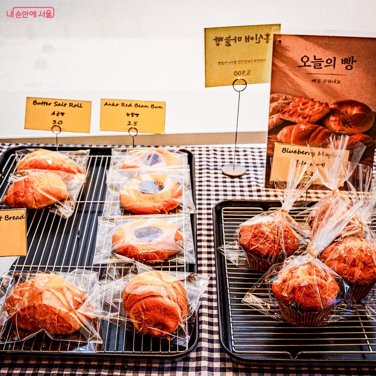 카페에 진열된 맛있는 빵 &copy;양지영
