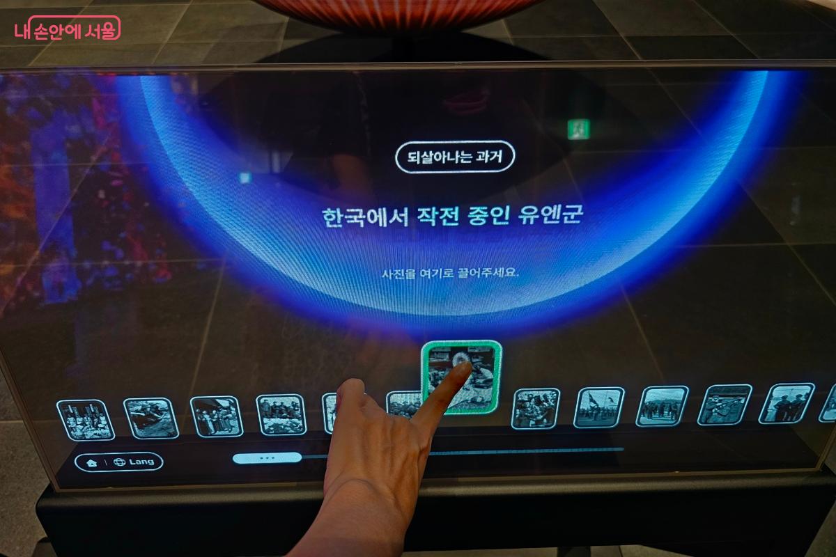 터치스크린으로 당시의 사진과 기록을 직접 확인하는 체험형 콘텐츠 전시 &copy;염지연