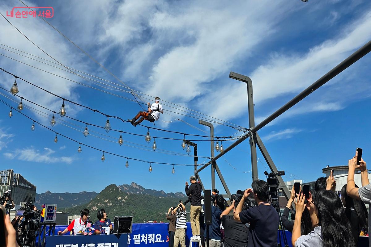 언론사의 카메라 세례를 받으며 얀 루스가 도전을 시작하고 있다. &copy;김윤경