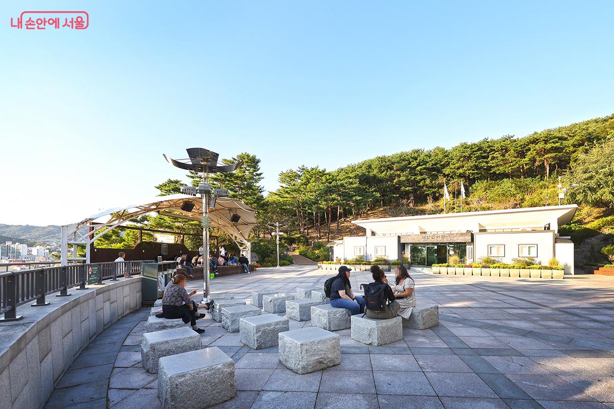 가을 햇살 아래 낙산공원을 즐기는 시민들을 만날 수 있다. ©김주연