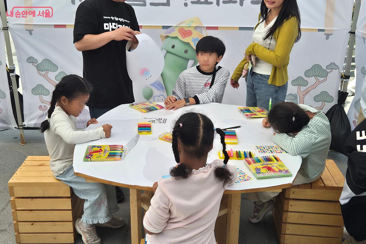 세종대왕께 하고 싶은 말을 작성하여 나만의 모자 만드는 '한글 모자 만들기'