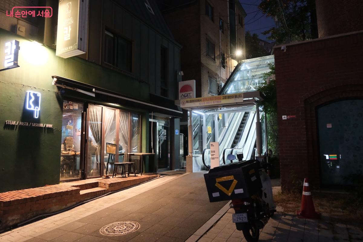 창천동 에스컬레이터 주변으로도 예쁜 상가와 골목을 여행할 수 있다.