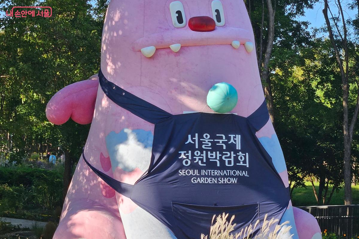 서울국제정원박람회 이름이 적힌 앞치마를 두른 대형 해치가 숲속에 자리하고 있다. &copy;남철우