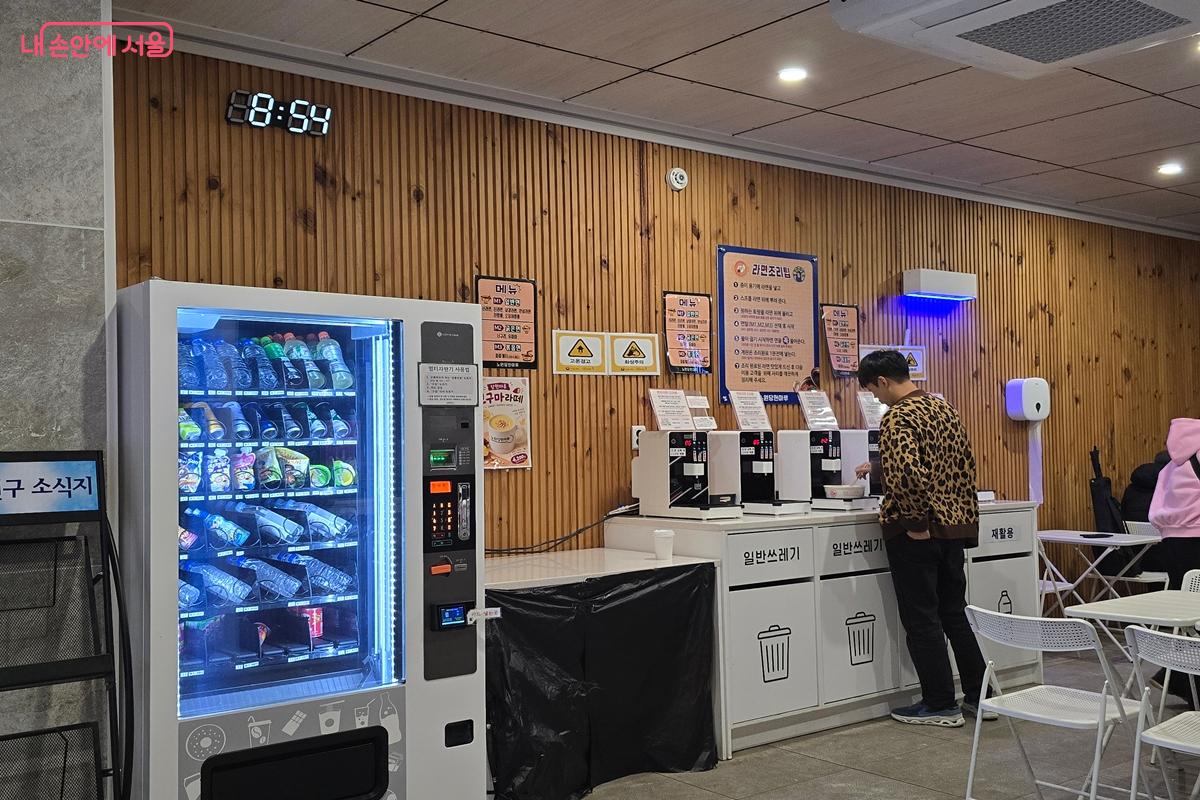 커피, 차, 에이드 등 음료를 판매한다. 라면을 끓여 먹을 수 있는 공간도 있다. &copy;강사랑