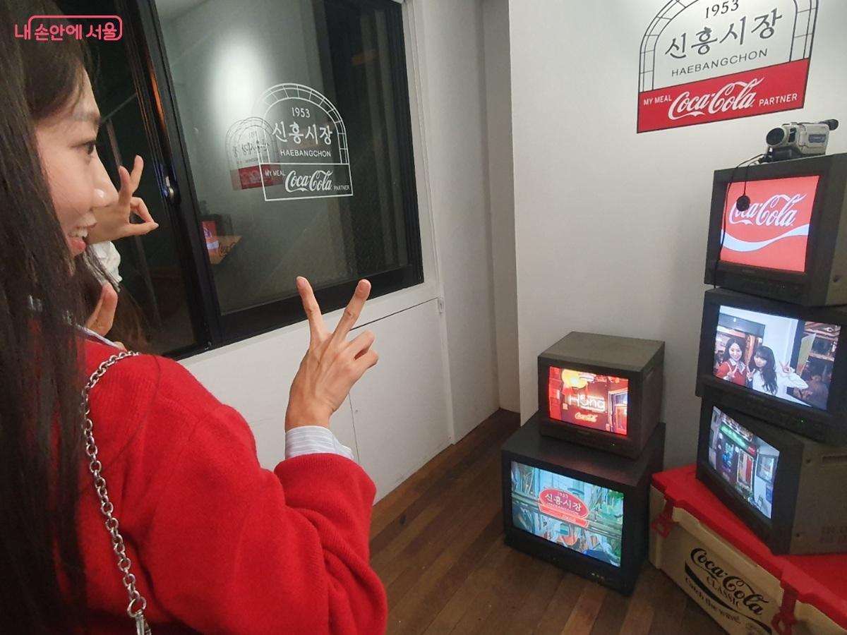 방문객이 신흥시장 다이애나 갤러리에서 화면 속 인증 사진을 담고 있다. &copy;엄윤주