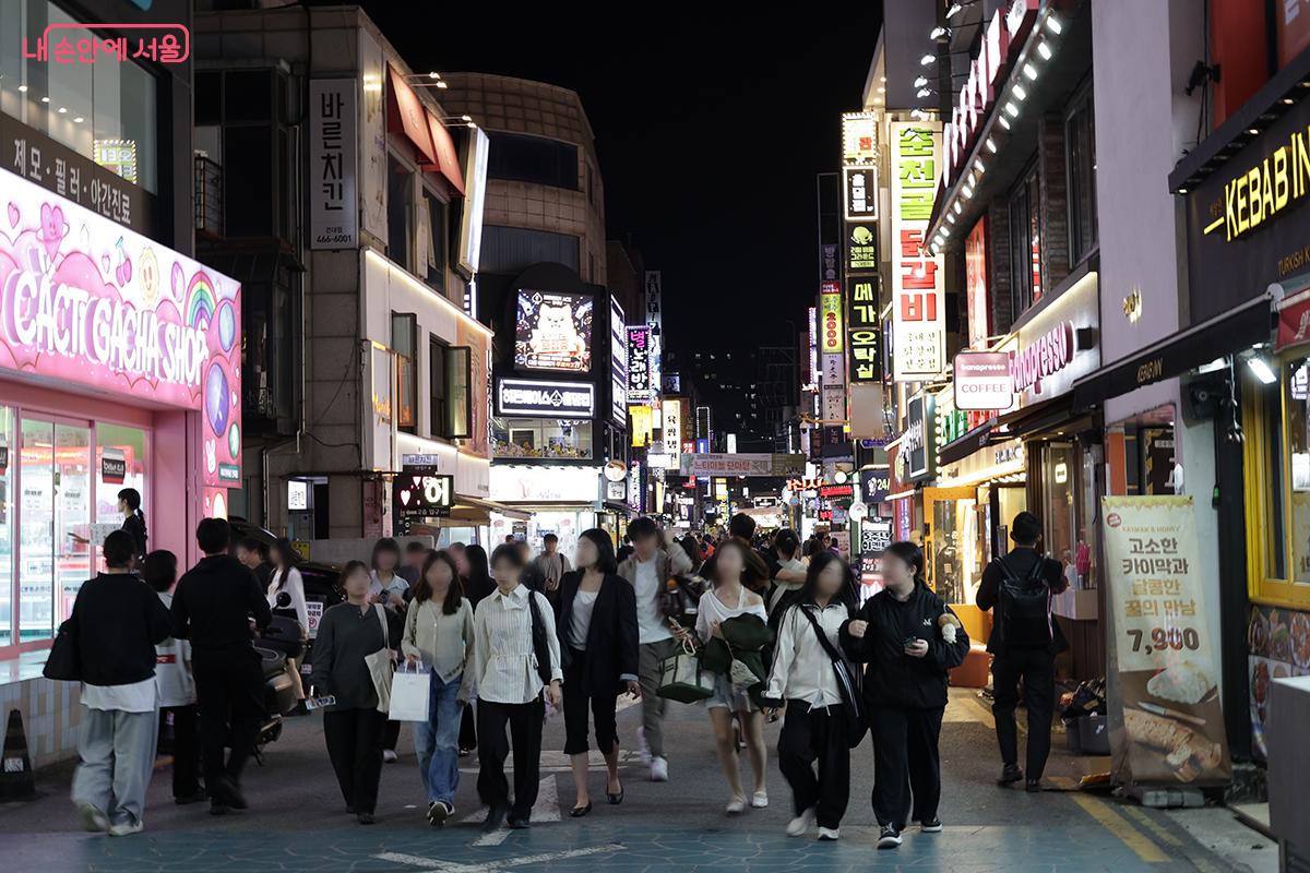 이미 활발하게 형성된 야간 외식문화에 야장 콘텐츠가 더해진다면 '건대 맛의거리'만의 매력을 한층 강화할 수 있을 것으로 기대된다. &copy;김아름