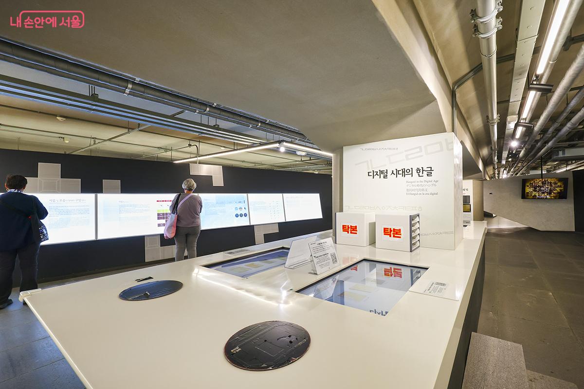 훈민정음 혜례본과 용비어천가 등 옛 문헌들을 살펴볼수 있다 &copy;김주연