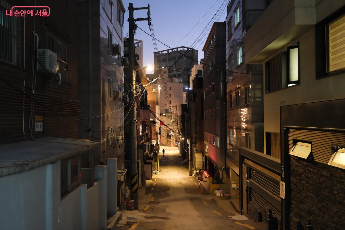 이곳이 신촌과 이대 사이에 있는 동네라곤 생각하기 어려운 정겨운 골목 풍경
