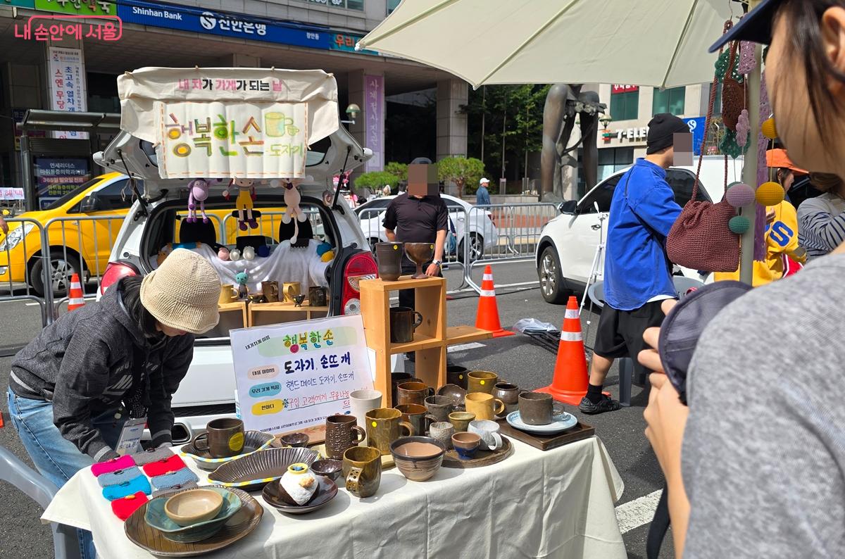 <내 차가 가게가 되는 날> 차 트렁크로 꾸민 '행복한손' 작은 상점 &copy;조성희