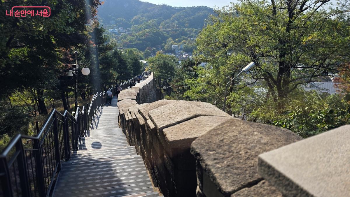 한양도성 북악산 구간 성곽 탐방로 모습 ©최용수