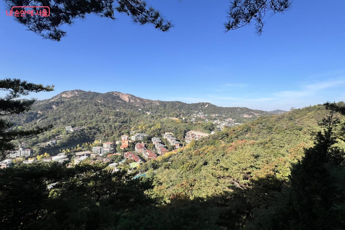 백악산 남서자락 탐방로에서 바라본 인왕산 &copy;박지영