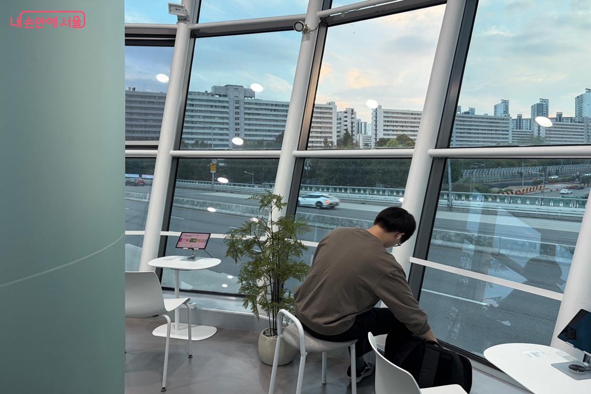풍경을 액자 삼아 즐기는 전자책 한 권 ©최재준