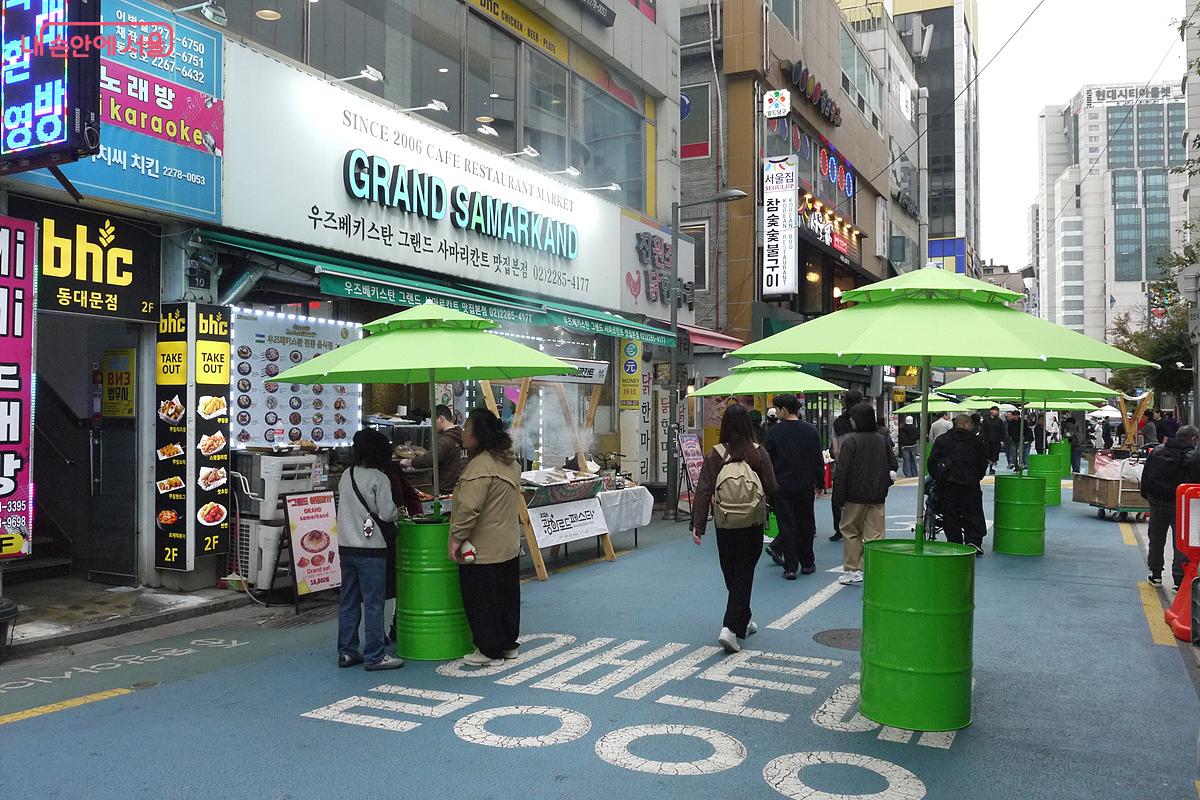 광희로드 곳곳에 방문객들이 편하게 음식을 먹을 수 있도록 먹거리 쉼터가 마련되었다. ©최윤영