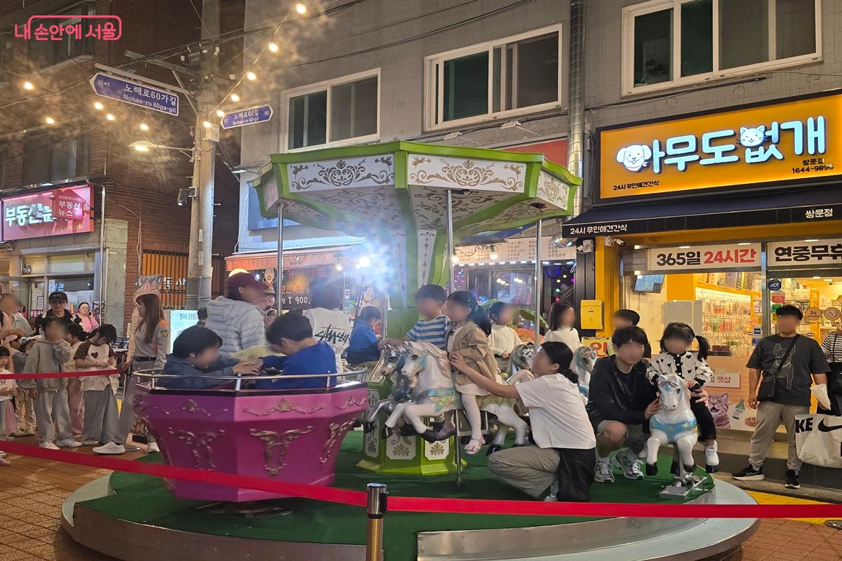 회전목마가 있는 둘러랜드에서 아이들이 행복한 시간을 보내고 있다. &copy;강사랑