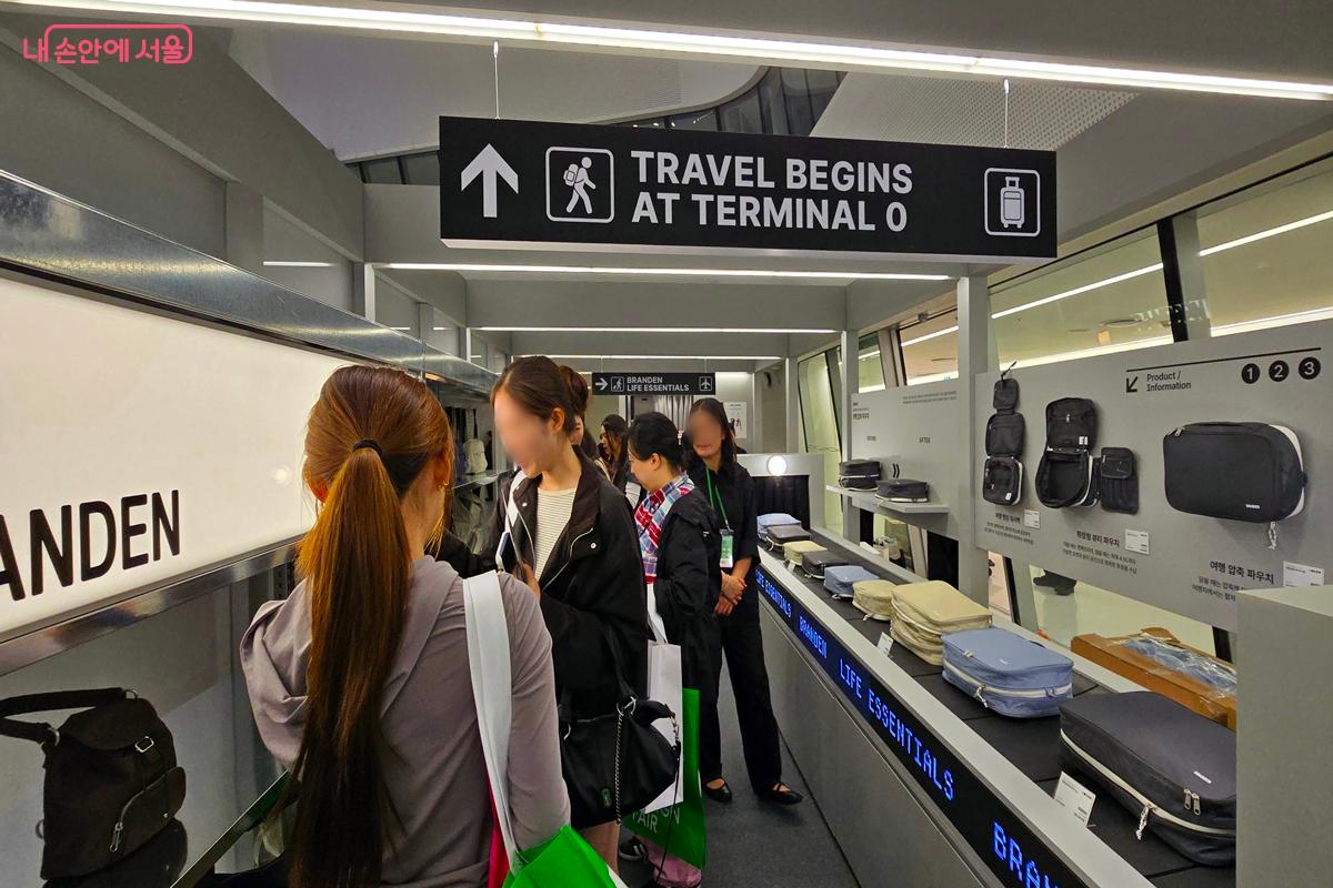 공항 컨베이어 벨트 콘셉트로 꾸며진 여행용품 쇼룸 ©서울디자인페어