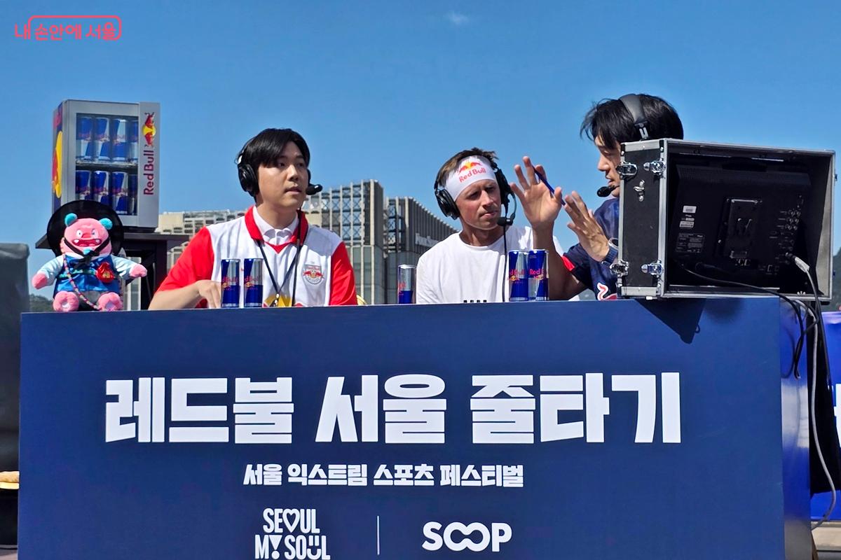 서울 익스트림 스포츠 페스티벌에서 진행된 레드불 줄타기 방송 &copy;김윤경