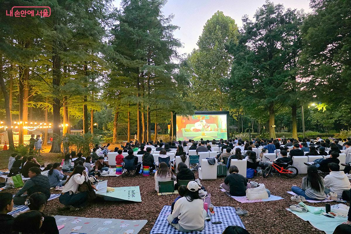 가을밤의 낭만을 즐길 수 있는 숲속극장 &copy;이정민