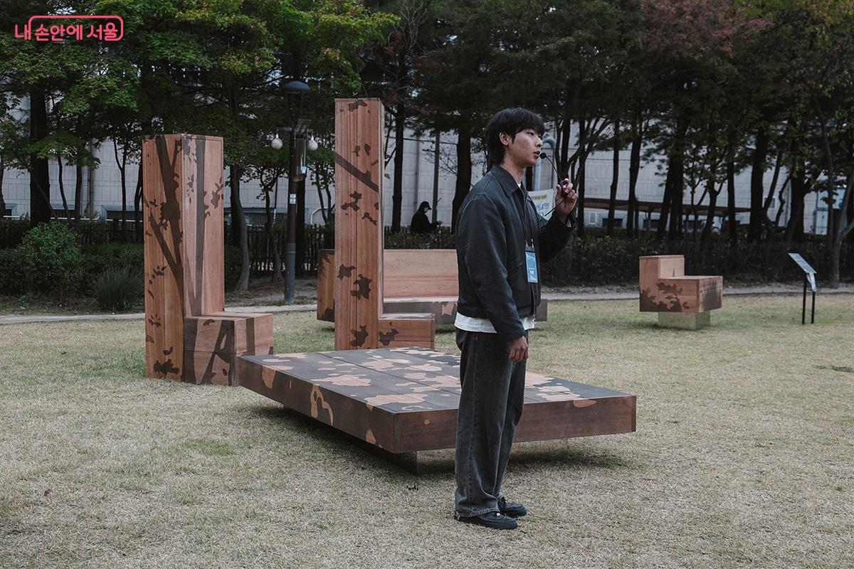 사람들이 작품에 앉으면 각자의 그림자가 겹쳐지면서 작품의 일부가 되는 경험을 할 수 있다. ©김아름