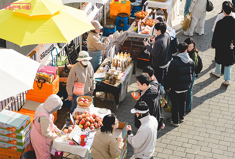 서울미식마켓은 집밥을 주제로 서울의 일상적인 맛과 새로운 미식의 가능성을 선보인다. 