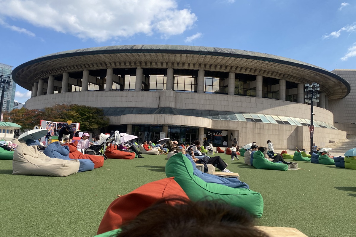 예술의전당 앞이 거대한 서재로 변신했다! 북 페스티벌 '광장서재'