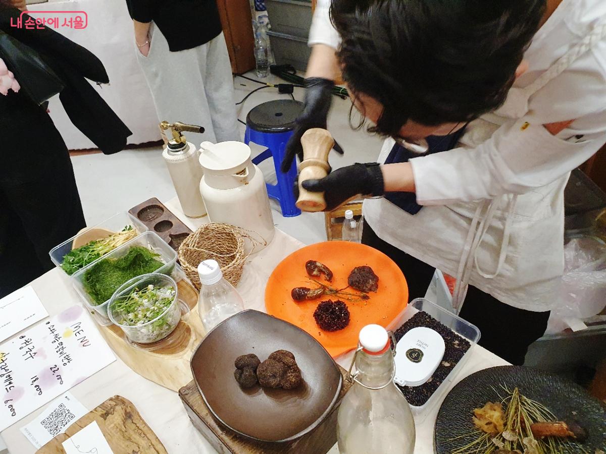 서울미식마켓에서 맛본 복자에게 집밥 '소와사슴 떡갈비한상' &copy;김병규