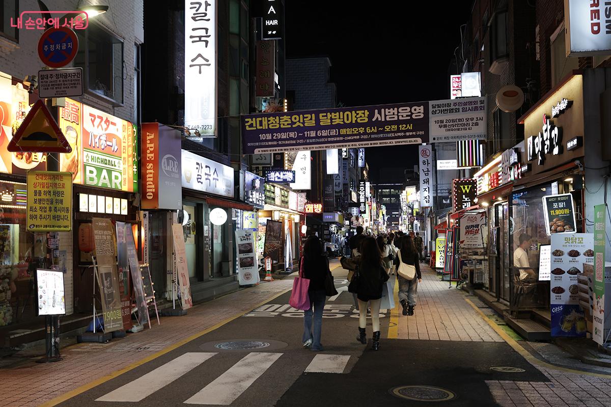 &lsquo;건대 맛의거리&rsquo; 전경. 골목 곳곳에는 새로운 브랜드명인 &lsquo;건대청춘잇길&rsquo; 달빛야장을 알리는 현수막이 걸려 있다. &copy;김아름
