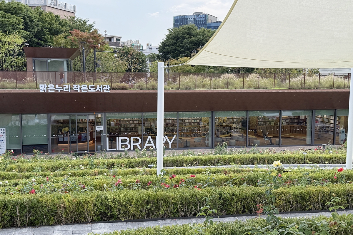 공원 풍경 바라보며 실내 독서! 금빛공원 속 작은 도서관 소개