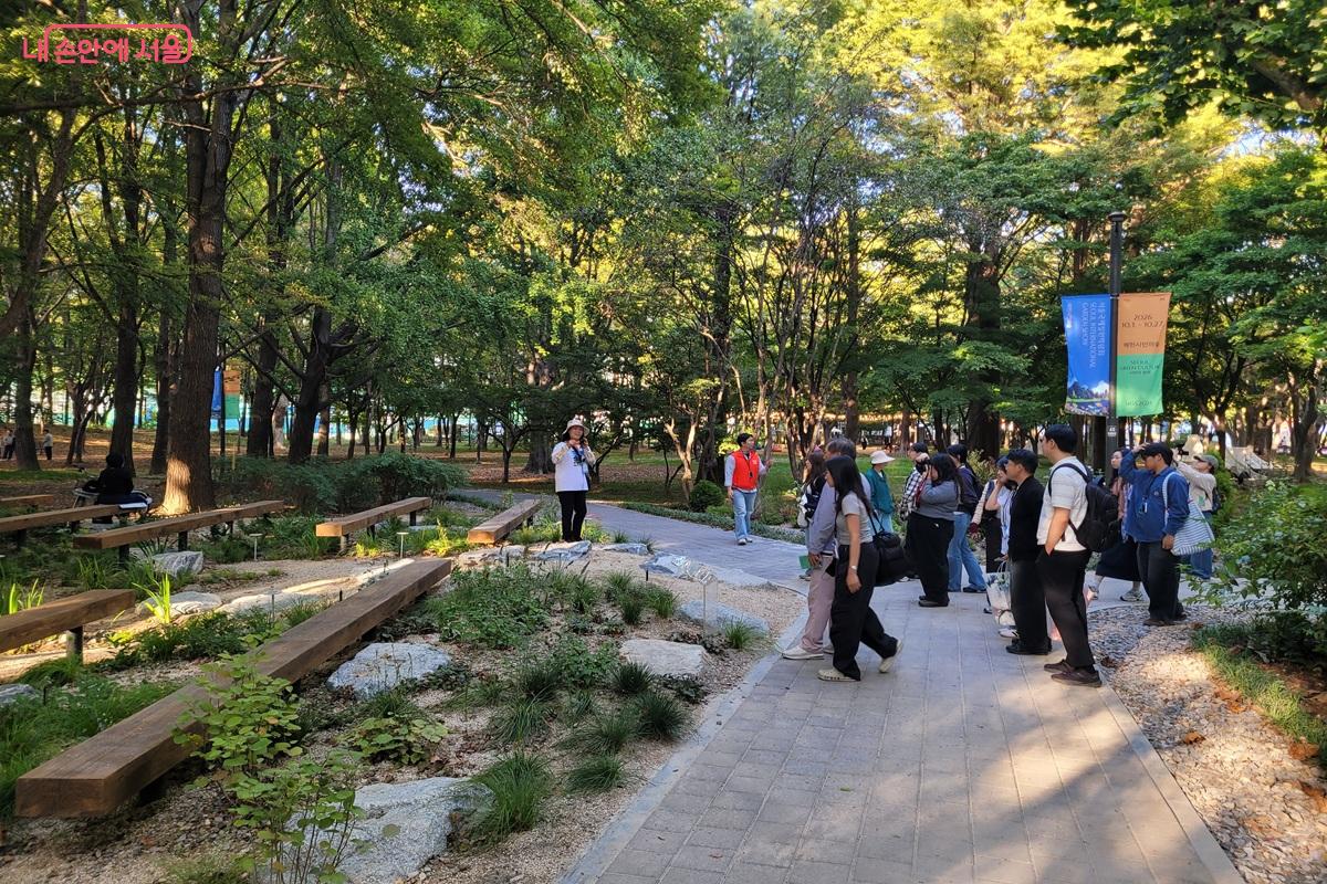 작가정원 금상을 받은 송재안 작가의 ‘벤치와 벤치 사이’ ©조연