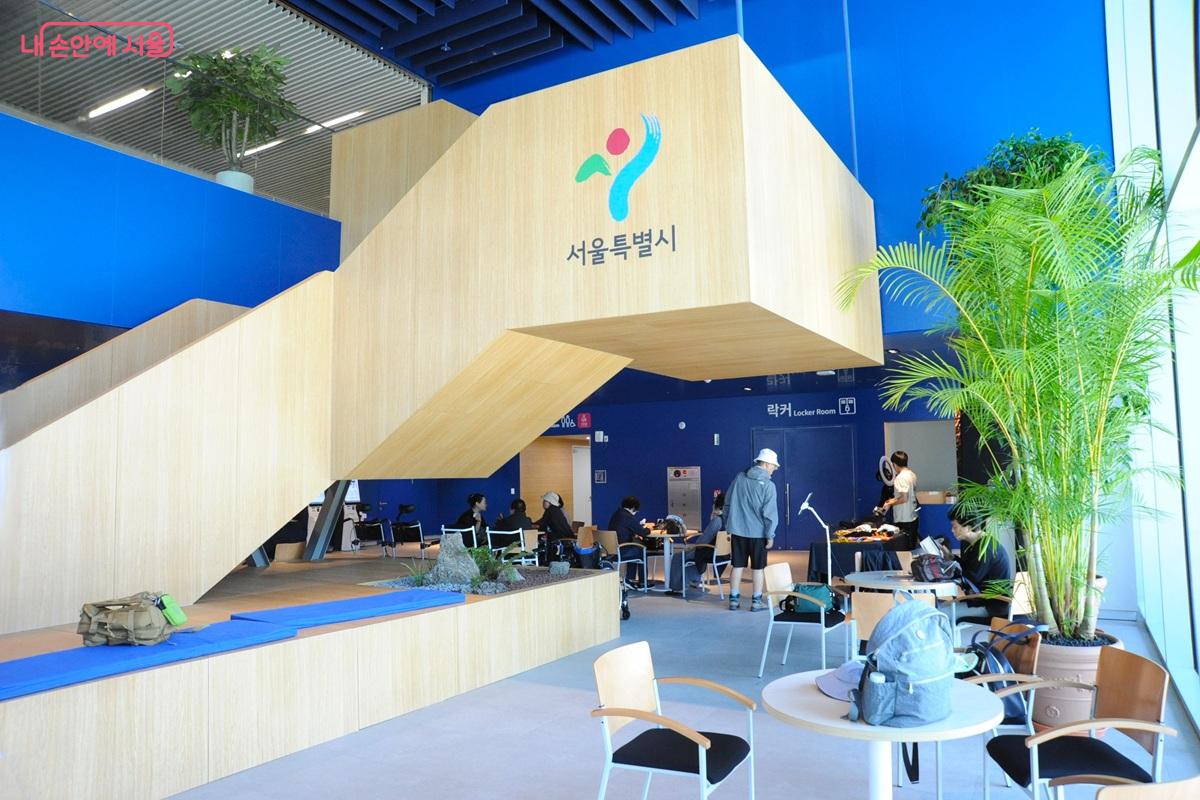 카페 입점 예정인 1층의 &lsquo;라운지 카페&rsquo; 자리 &copy;조수봉 
