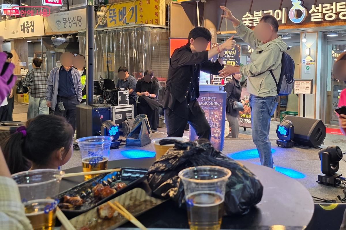 무대로 올라와 마술공연을 함께 즐기는 시민의 모습 &copy;조성희