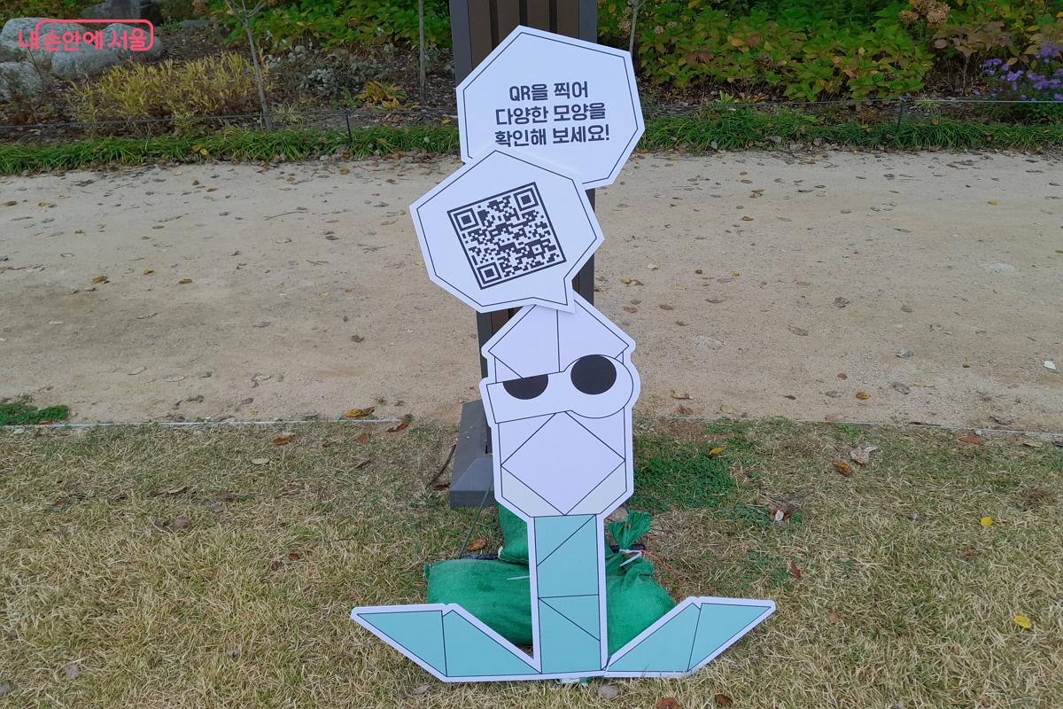 QR 스캔을 통해 작품의 다양한 모양과 참여형 프로그램을 안내하는 아기자기한 안내판 ©강성희