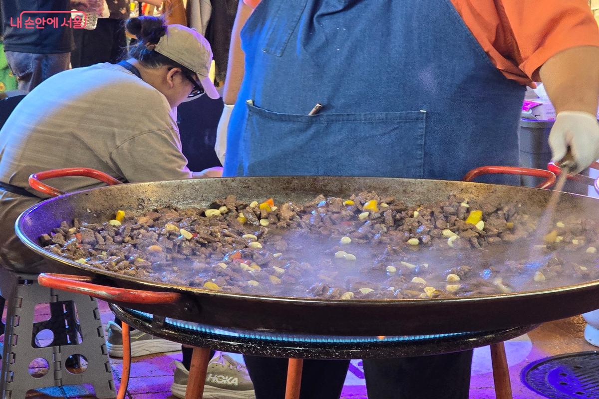즉석에서 맛있게 바비큐를 판매했다. &copy;강사랑