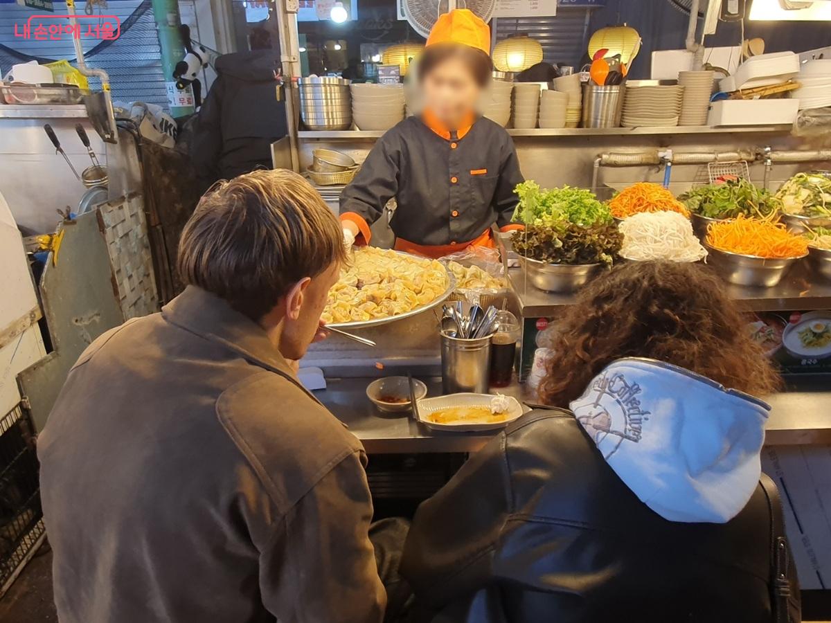 외국인 관광객으로 가득한 광장시장의 밤이었다. ©김병규