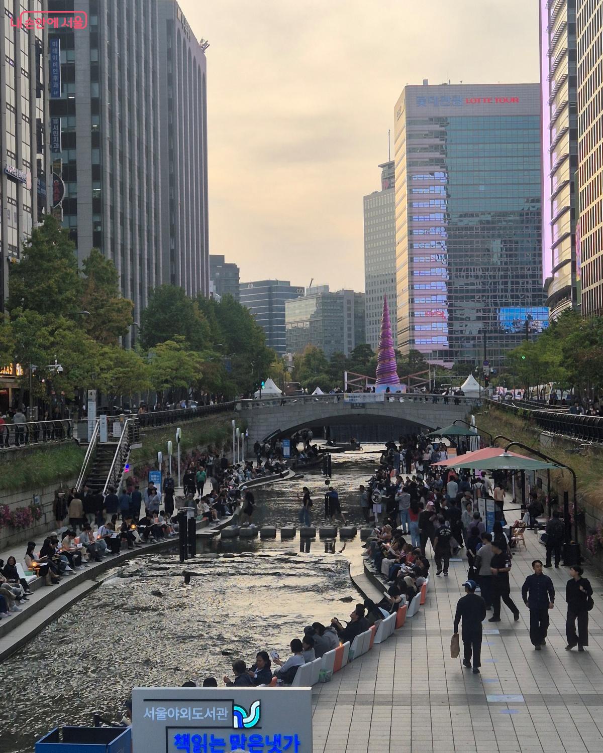 낮 풍경 속 청계천의 아름다움이 고스란히 전해진다. &copy;송수연