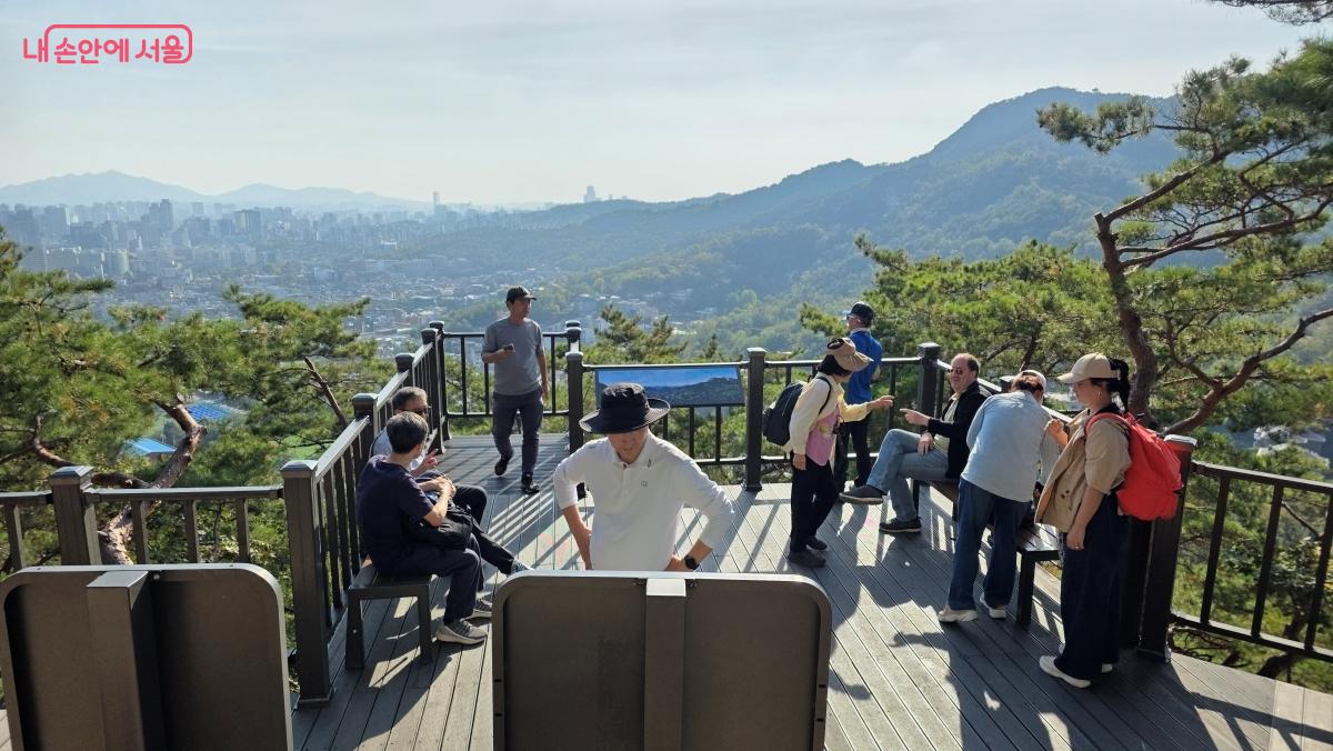 신규 개방 탐방로 첫번째 쉼터, 서촌 일대 도심과 인왕산이 한눈에 들어온다. ©최용수