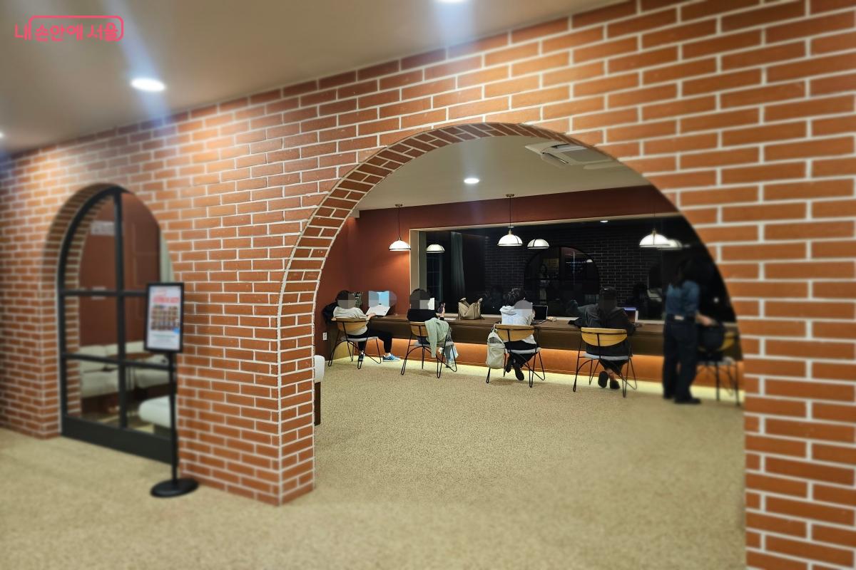 야외 공간뿐만 아니라 실내의 용산서가도 꼭 들러보길 추천한다. &copy;염지연