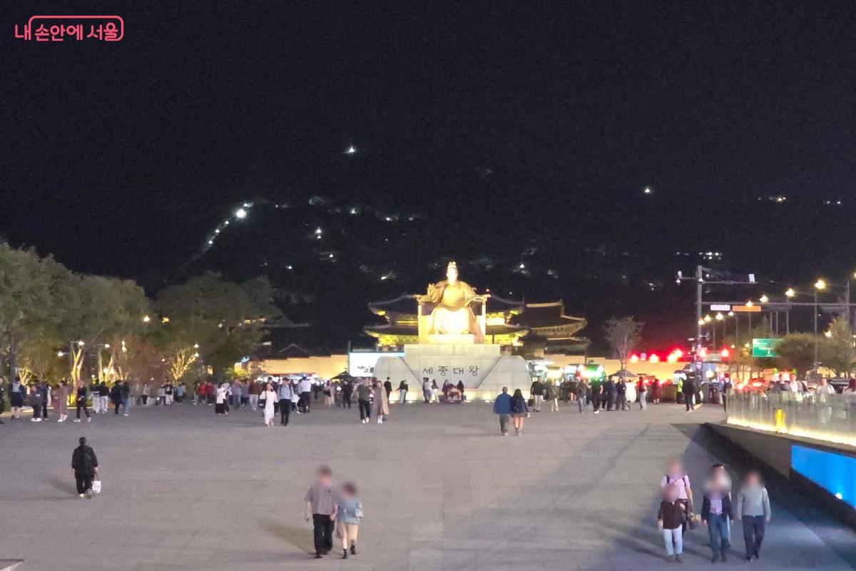 걸음 수를 채우는 동안 평소 무심코 지나쳤던 광화문의 밤도 천천히 바라보게 된다. ©김은주