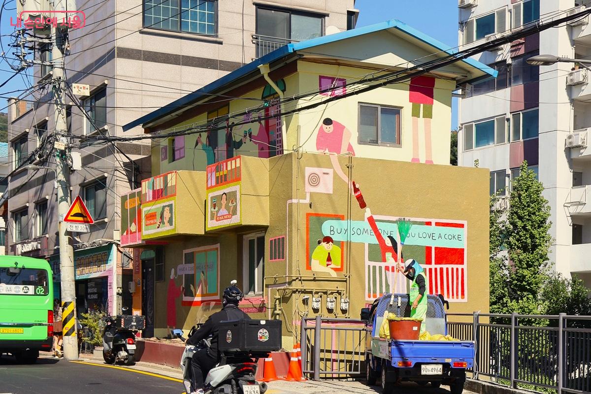 언덕길에 조성된 다채로운 가게들 &copy;김대진  