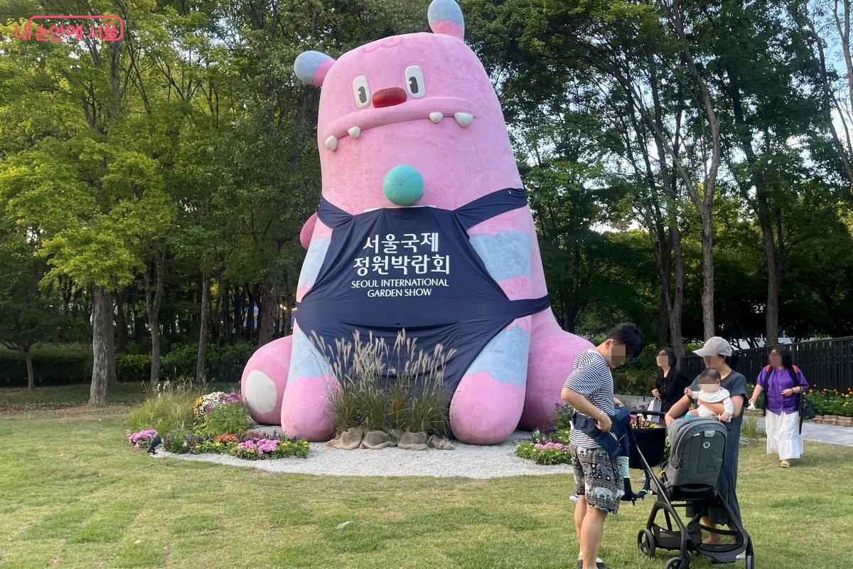 서울국제정원박람회 입구에서 시민들을 반기는 귀여운 해치. ⓒ 김연희