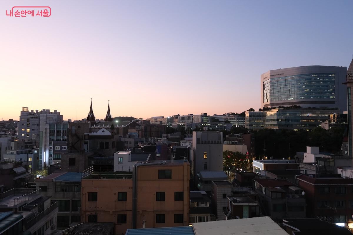 신촌문화발전소에서 바라본 신촌명물거리와 주변 풍경