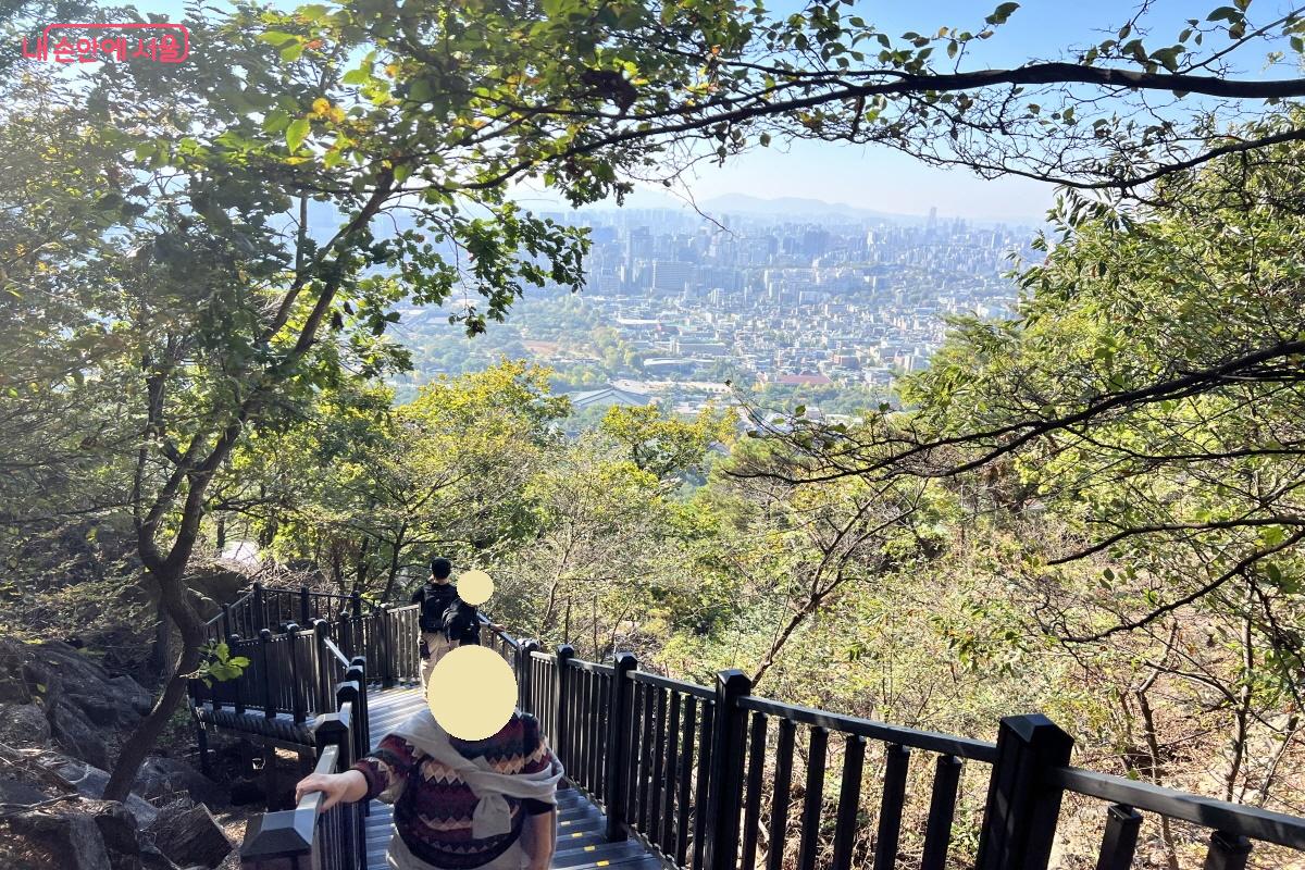 남서자락 탐방로는 가파른 경사의 오르막 계단이 많다. &copy;박지영